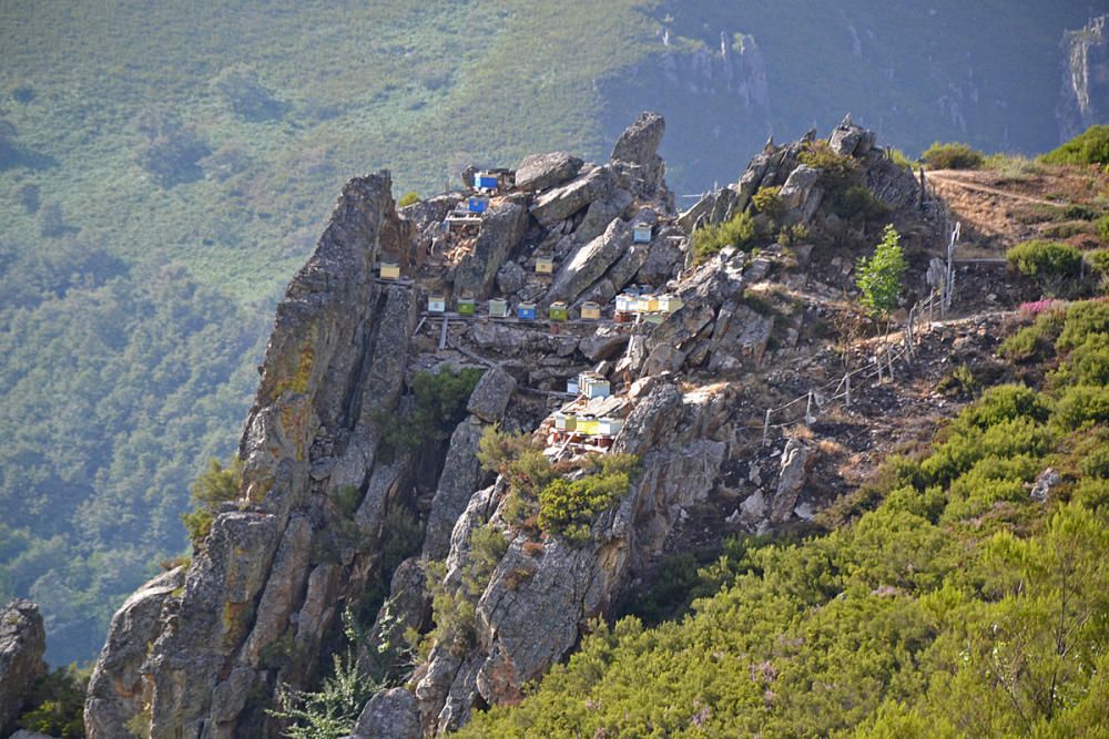 José Manuel Prado enseña el refugio de montaña de Brañagallones