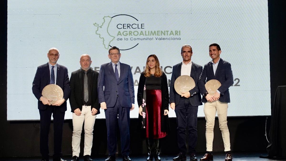 El president Puig y la consellera Navarro, con el presidente del Cercle y los premiados.