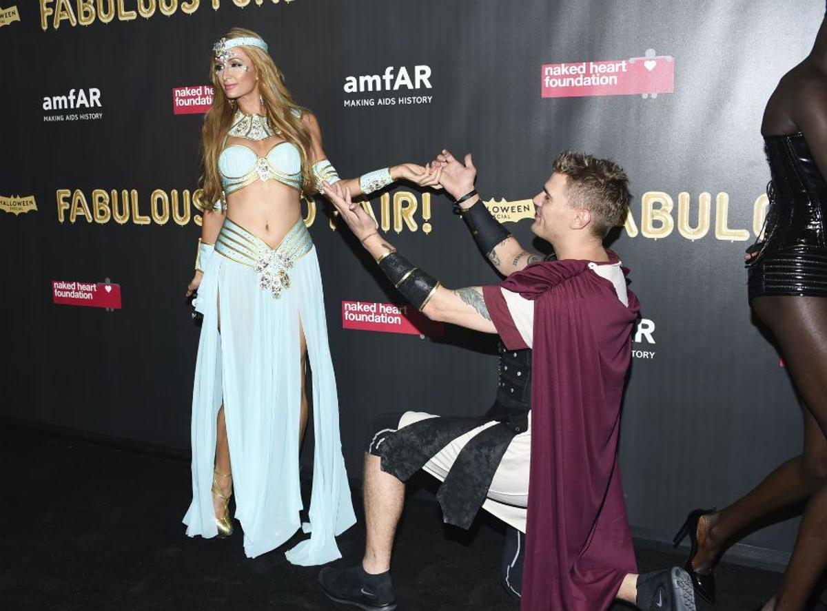 Paris Hilton y Chris Zylka en una fiesta de Halloween