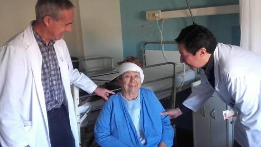 Guillermo Severa y Óscar Alemán, junto a Teresa Ferrándiz, días después de la operación.