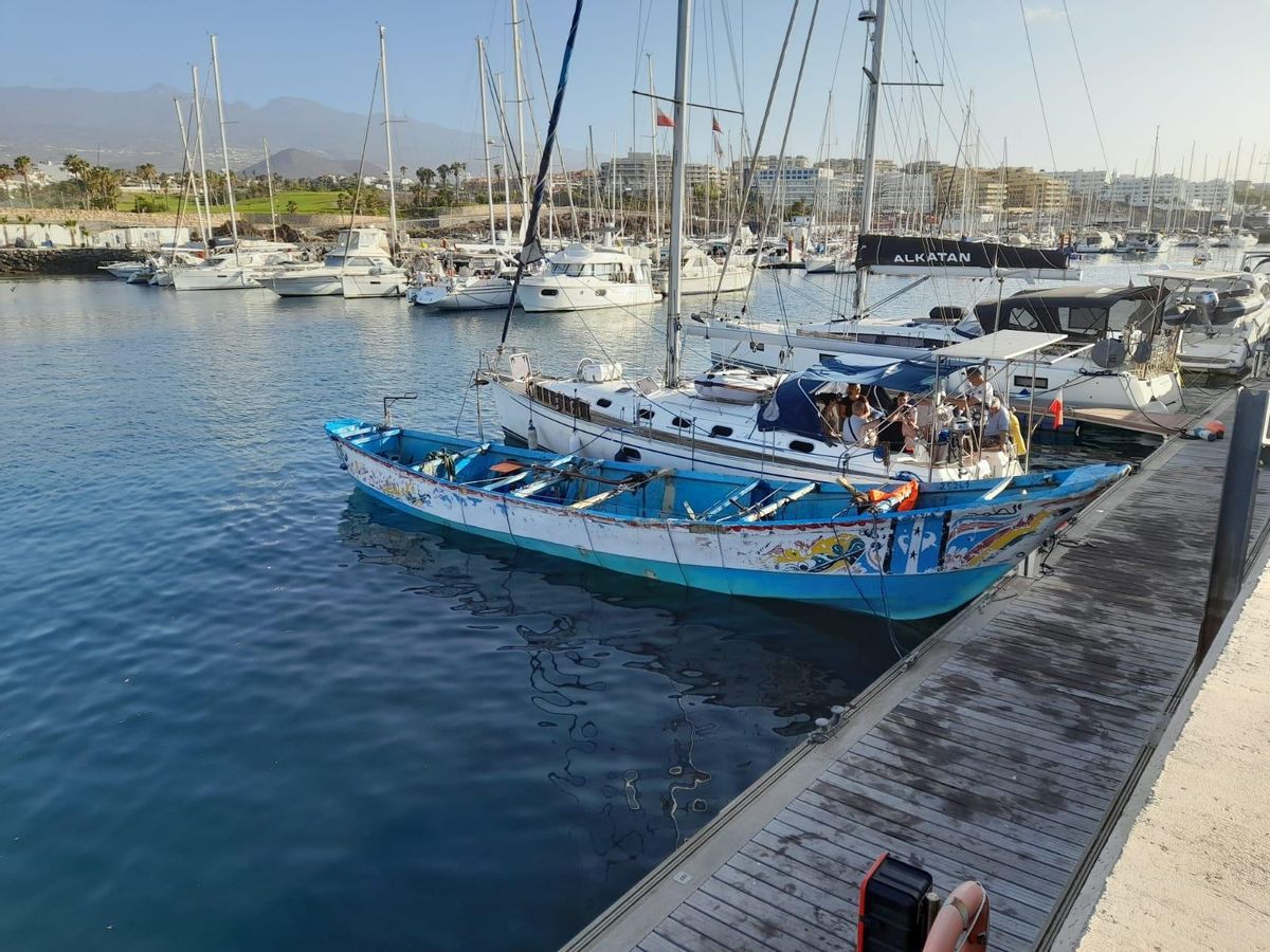Embarcación precaria en la que las personas llegaron al sur de Tenerife