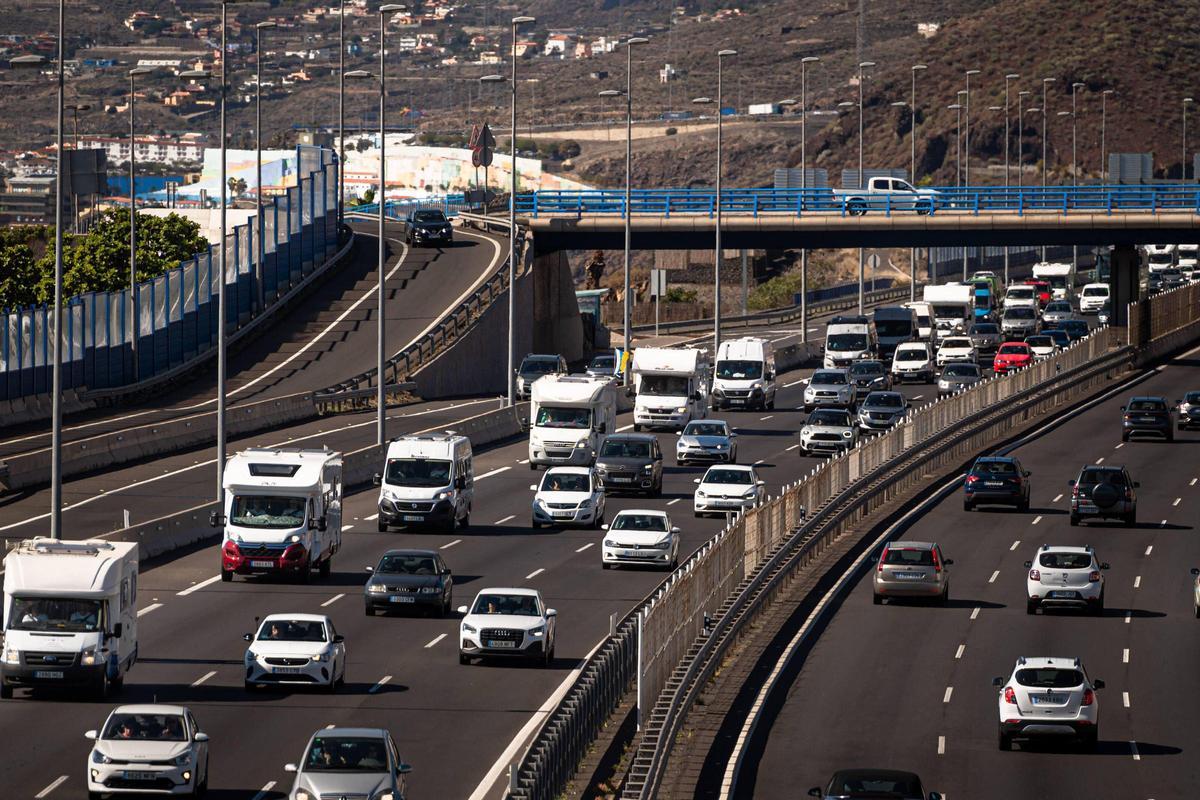 Panorámica de la TF-1, la autopista del Sur, a la altura del municipio de El Rosario.