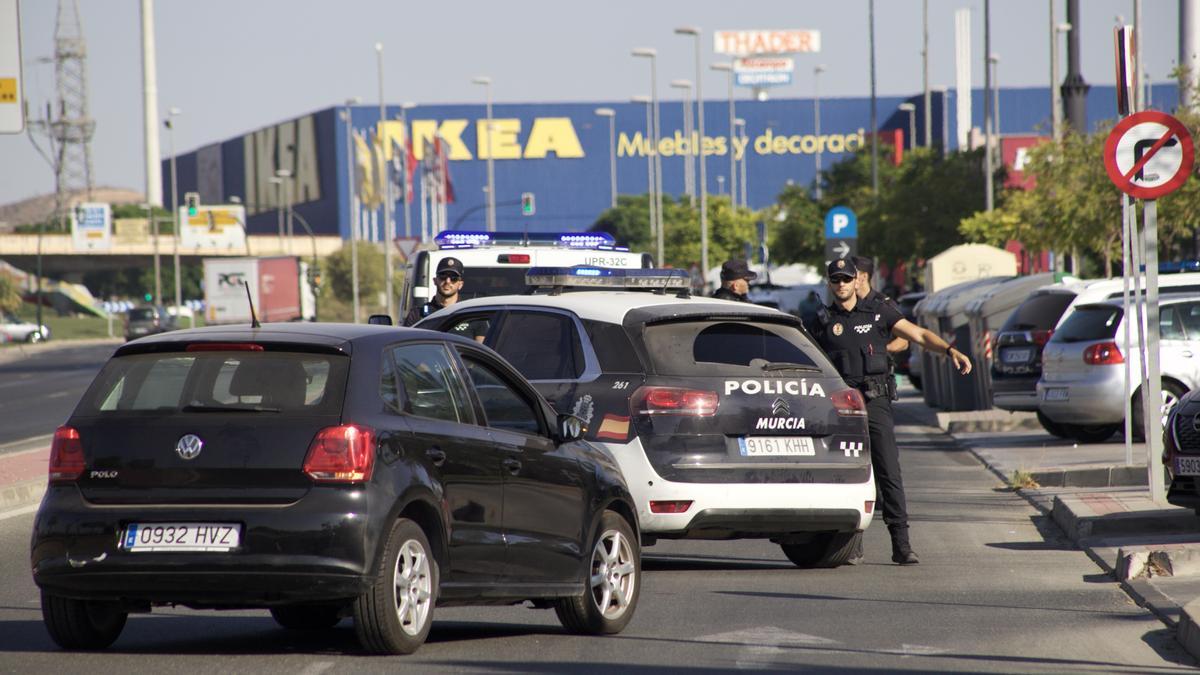 Policías toman la zona en el simulacro de atentado terrorista en el Odiseo.