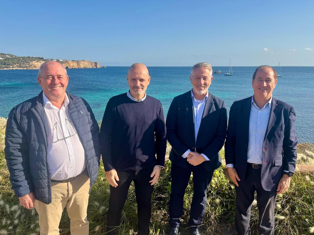 Visita de los políticos al emisario de Talamanca estos días.