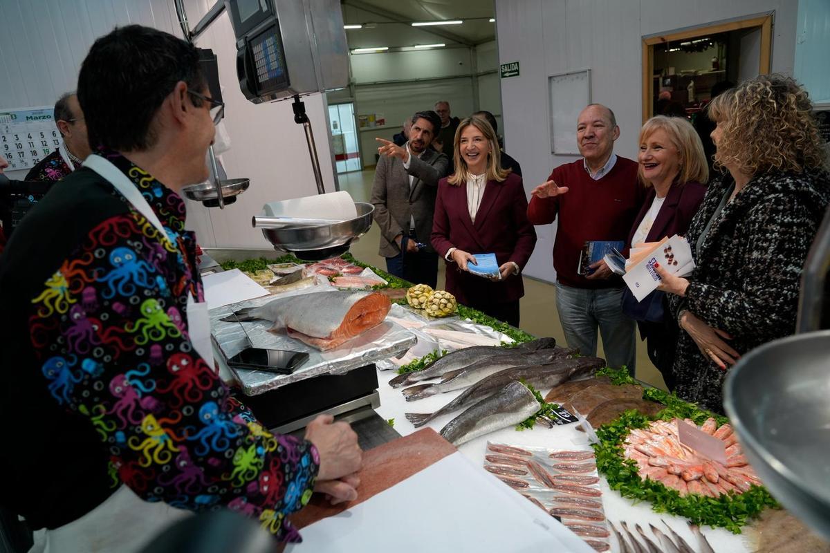 Visita al Mercado de Abastos de la candidata del PP, Leticia García, y la portavoz del PP en el Senado, Alicia García.