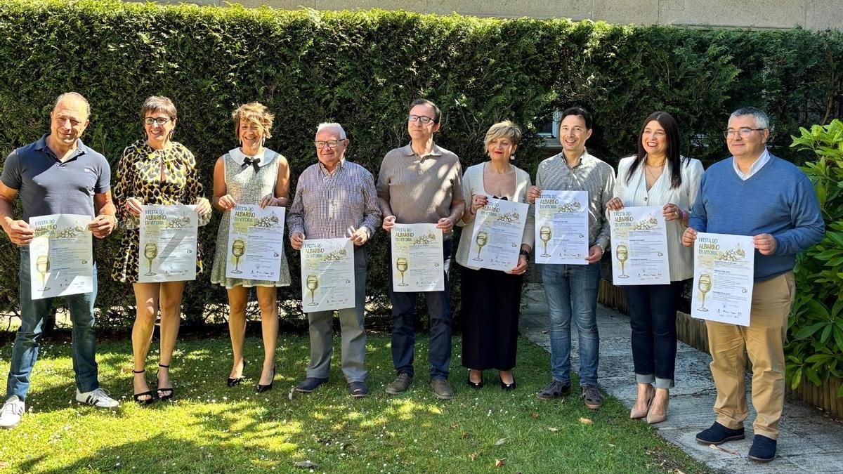 Asistentes a la presentación de la Fiesta del Albariño de Vitoria en Cambados.