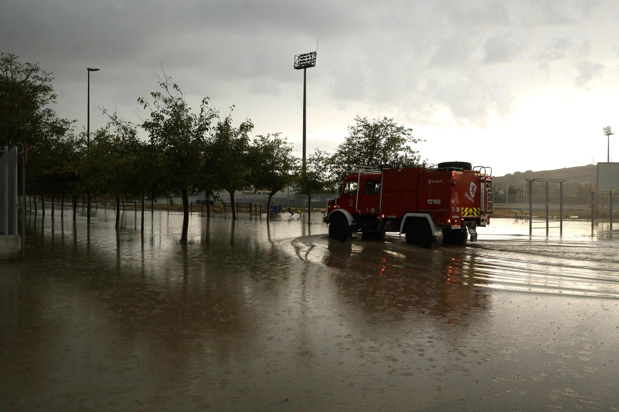 En imágenes I La lluvia anega varias calles de Zaragoza y obliga a intervenir a los bomberos