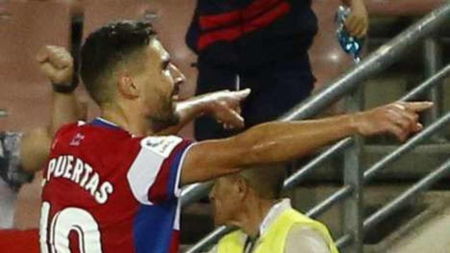 Antonio Puertas celebra un gol con el Granada.