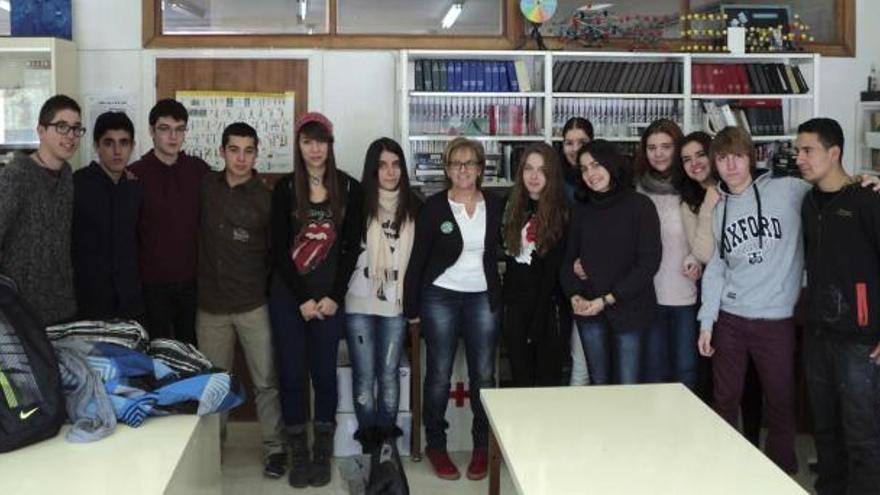 Alumnos participantes en el proyecto «Divertictac» en el instituto Río Duero, acompañados por su profesora.