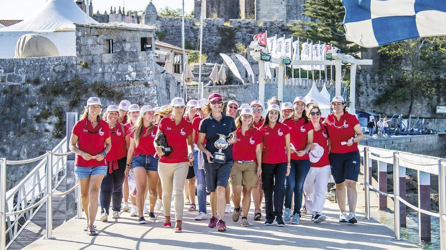 Las participantes en la ¡HOLA! Ladies Cup, en el pantalán de Baiona. // Rosana Calvo