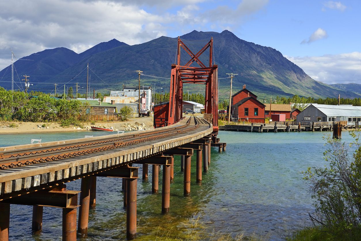 El puente ferroviario de hierro de Carcross en Yukón, Canadá
