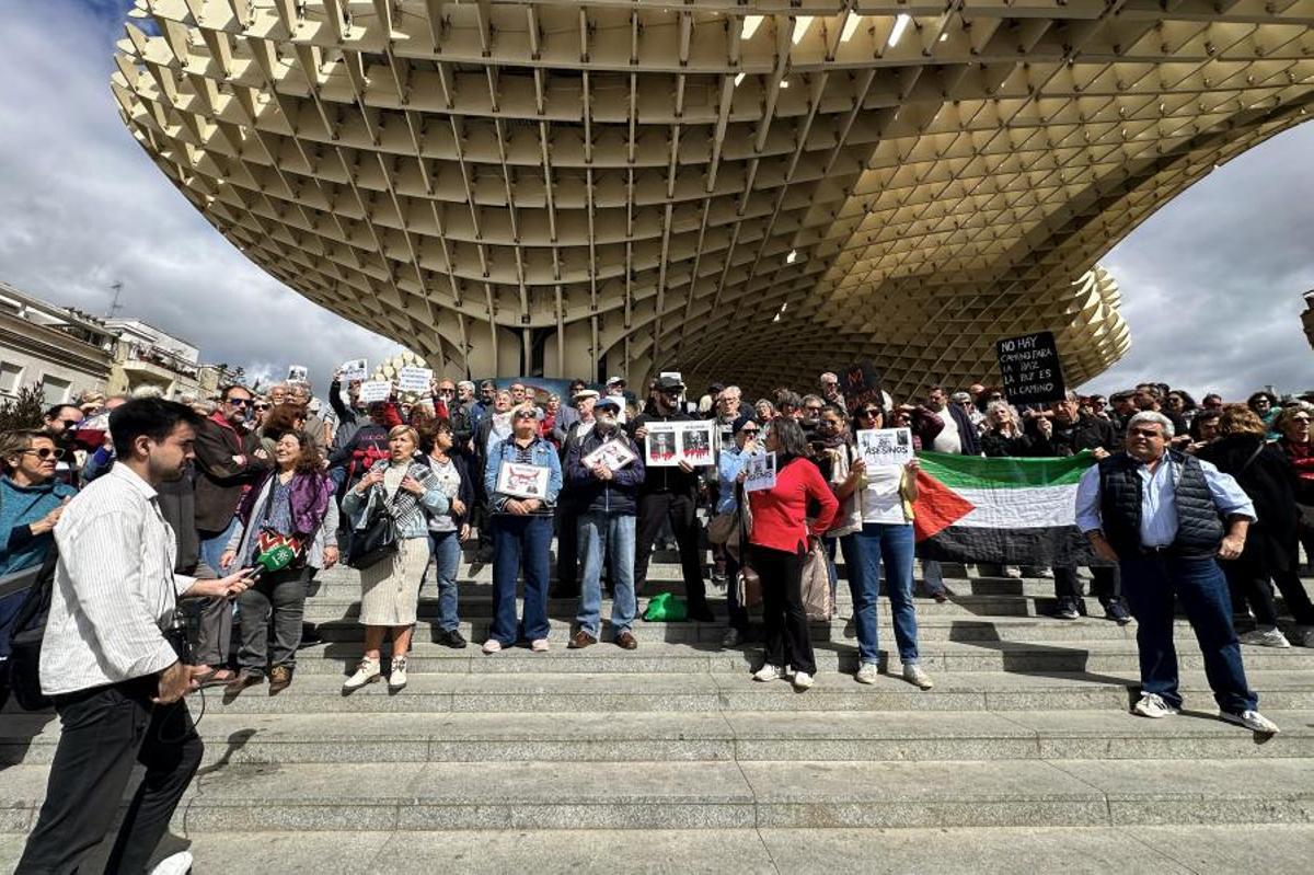 La plataforma PararLaGuerra convoca concentraciones en contra de los ataques de Estados Unidos e Israel a Irán Plaza de la Encarnación, Sevilla.