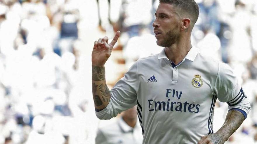 Sergio Ramos celebra un gol ante el Alavés. // Emilio Naranjo