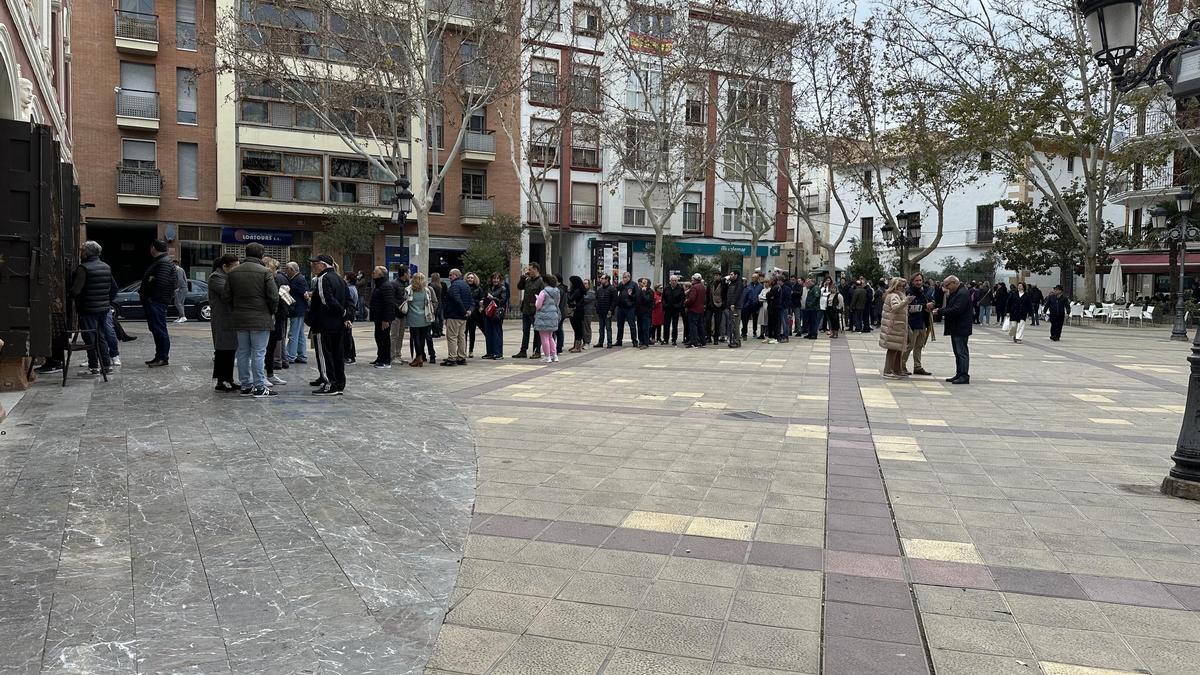 Decenas de personas hacían cola esta mañana en el Teatro Guerra.