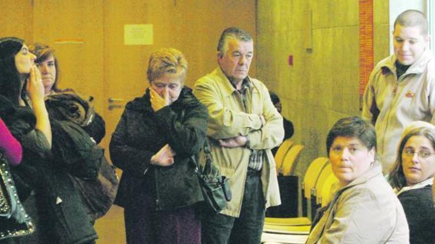 Familiares de Anabel Gutiérrez, ayer, en la Audiencia Provincial de Asturias, en Oviedo.