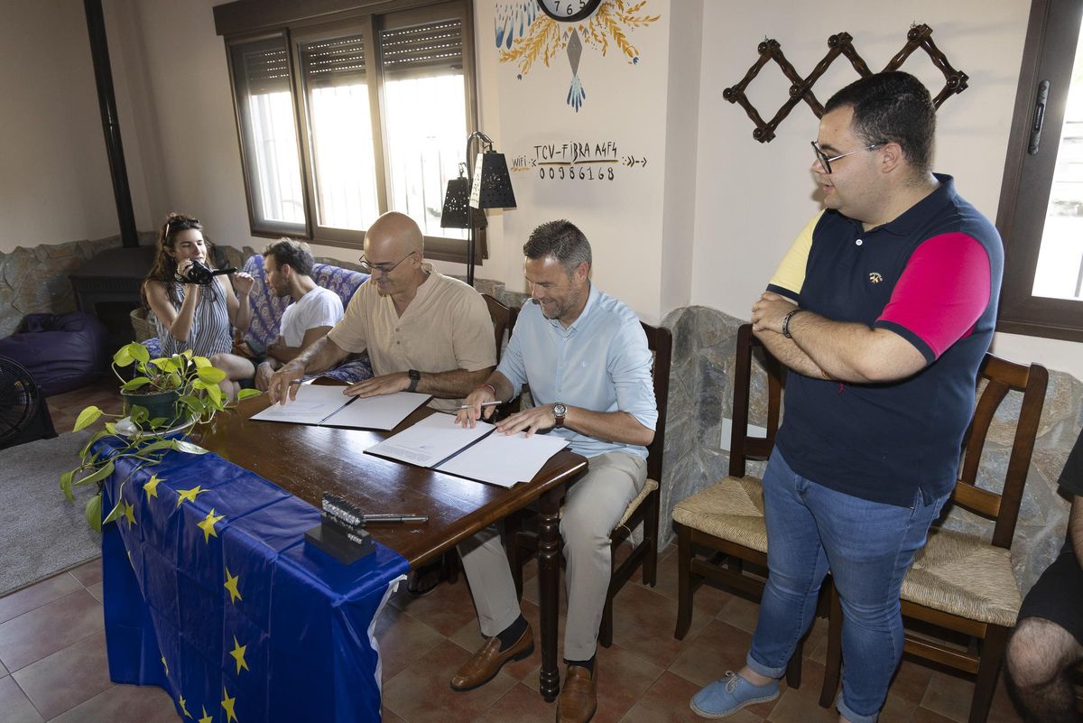 Convenio para la cesión del albergue de La Almudema, donde jóvenes artistas europeos pasan temporadas para realizar diferentes proyectos