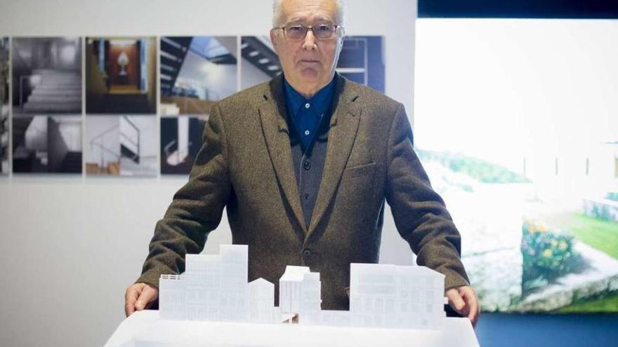 Manuel Gallego Jorreto, ante la maqueta de uno de sus proyectos.