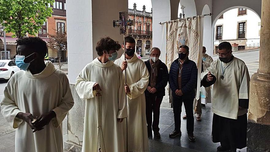 La procesión con el estandarte de la Cofradía de la Virgen de Loreto con la que comenzó el acto religioso. | S. Arias
