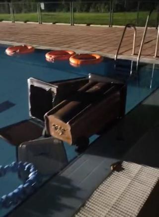 Cubos de basura en el interior de la piscina municipal de Olivenza.