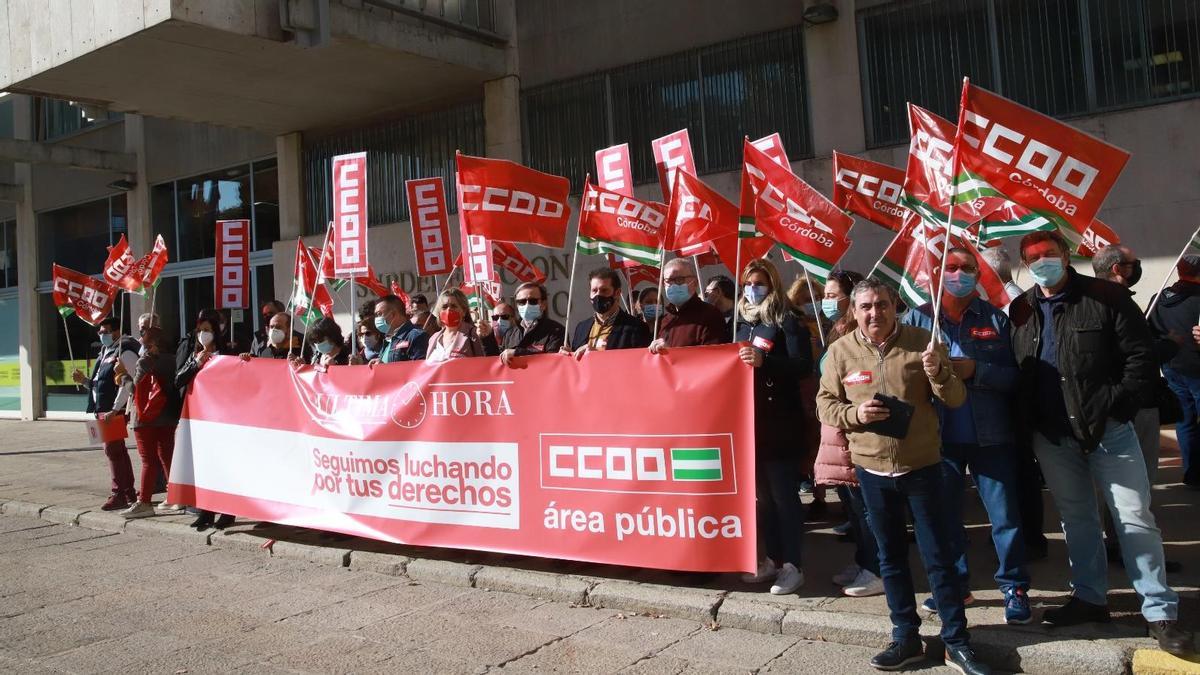 Concentración de CCOO en la sede de la Subdelegación del Gobierno en Córdoba para pedir mejoras en los servicios públicos.