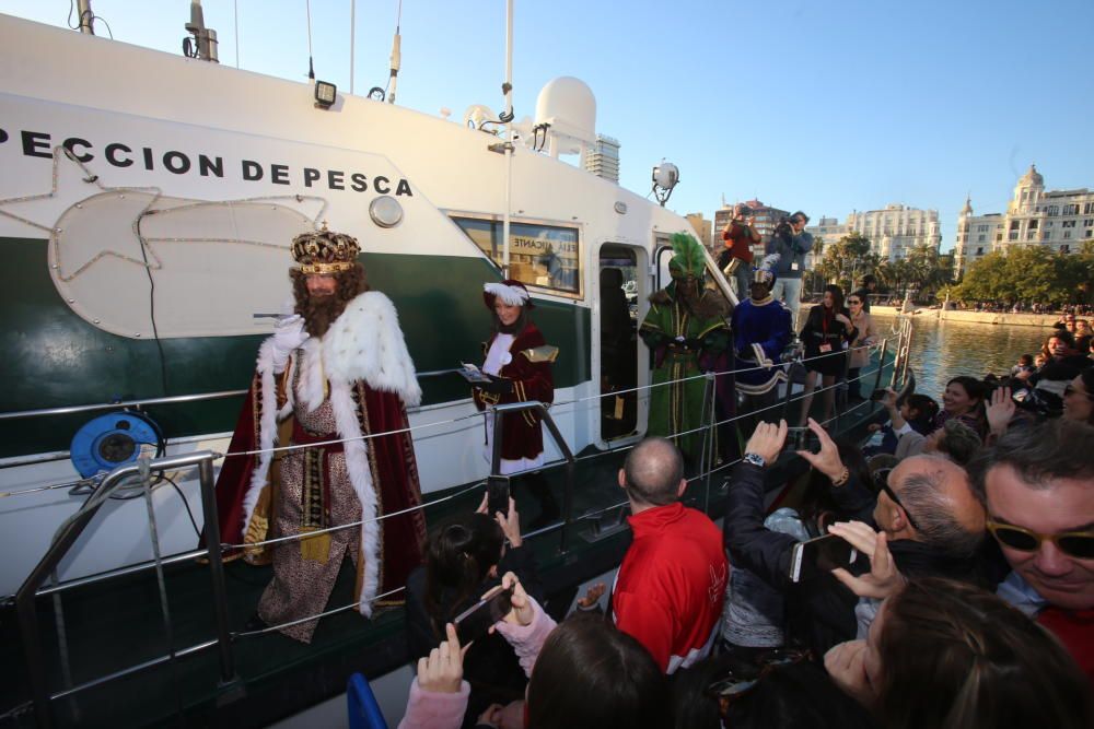 Los Reyes Magos llegan en barco y tocan tierra en las Escaleritas de la Reina