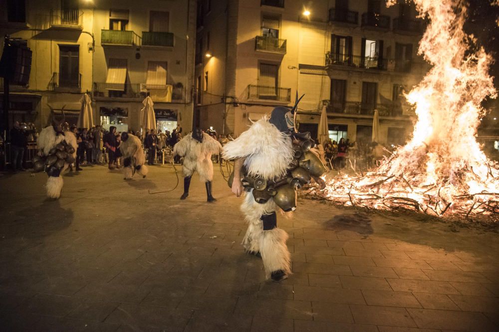 Representació del carnaval d'Ottana (Sardenya) a la plaça Major