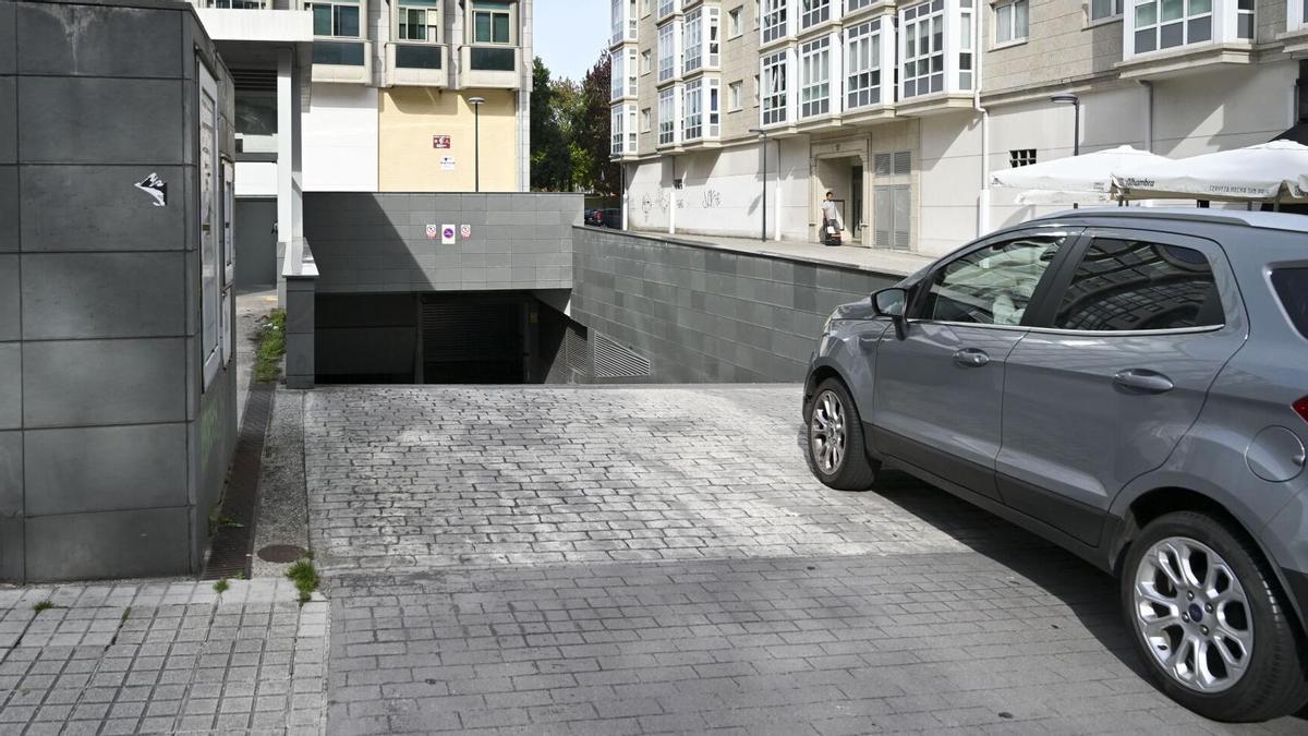 Garaje de la avenida de Arteixo que estaba sin legalizar, con la placa del vado ya colocada sobre la entrada.