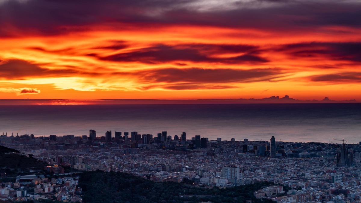 Bella y fotogénica salida del Sol en Barcelona, el 11 de marzo del 2024, con presencia de algunas nubes medias en el horizonte