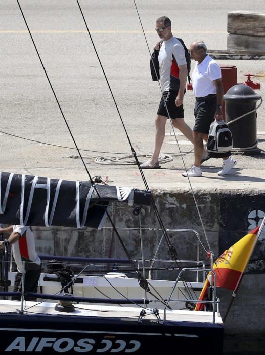 El rey Felipe VI sale a navegar desde Portopí