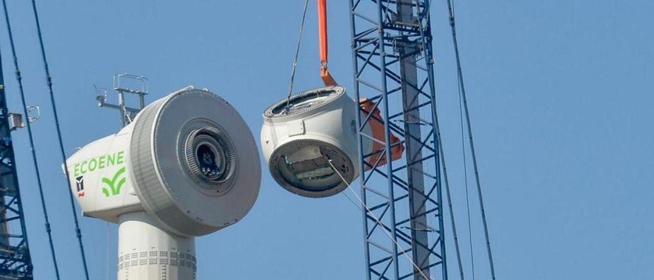 Labores de instalación de un aerogenerador en Aldea Blanca.