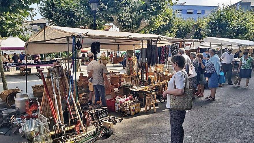 Vecinos de Cambre, ante puestos de venta del mercado.