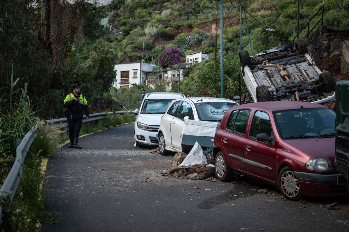 Siete coches afectados al caerse una calle en Valleseco por la borrasca Therese