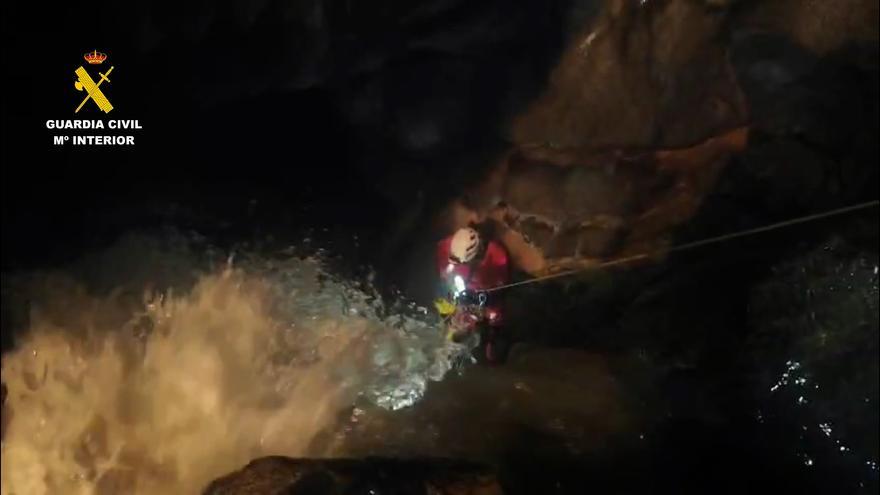Nueve horas atrapados en una cueva por la que bajaban cataratas de agua: el increíble rescate de dos espeleólogos asturianos
