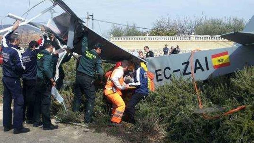 Un piloto resulta herido tras estrellarse con la avioneta en una urbanización de Ontinyent