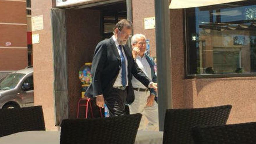 Rajoy pasea por las calles de Santa Pola