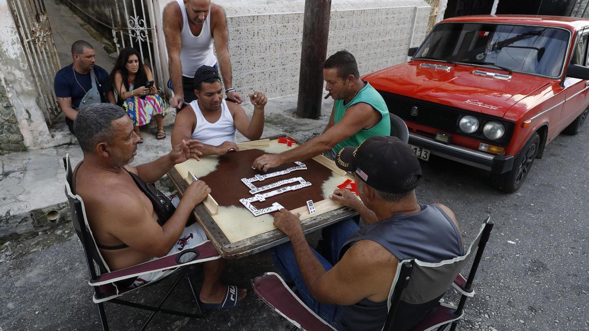 Una partida de dominó en la Habana, sin electricidad.