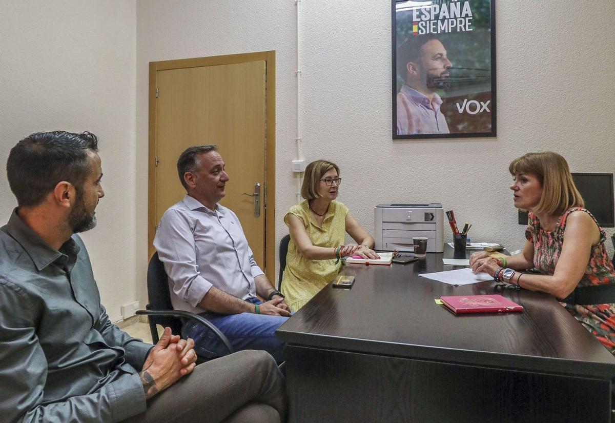 Aurora Rodil con sus dos concejales, en el despacho del grupo municipal de Vox. | ANTONIO AMORÓS
