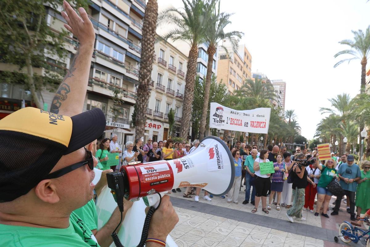 Protesta en Alicante contra la Ley de Libertad Educativa