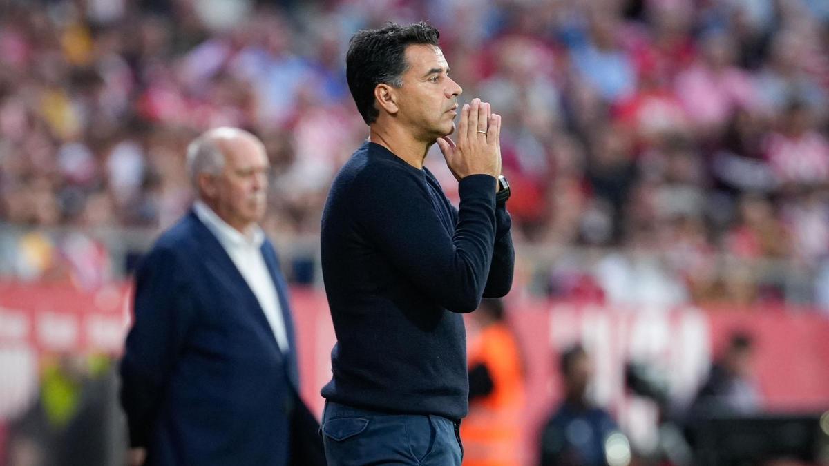 Míchel, el técnico del Girona, preocupado en la banda de Montilivi durante el encuentro contra el Rayo Vallecano.