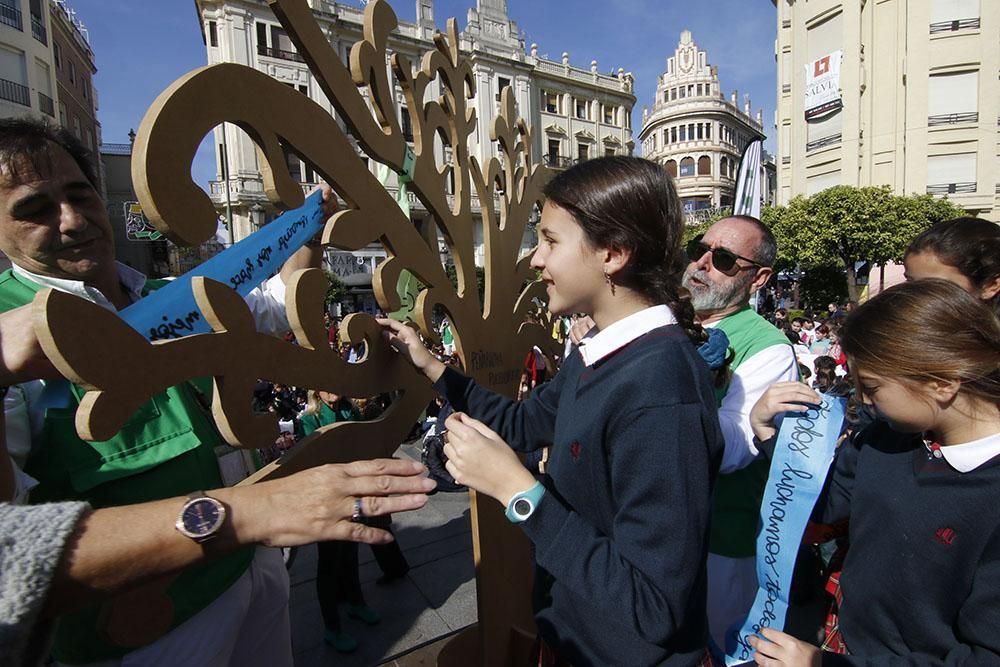 Los escolares hacen una marcha solidaria contra el cáncer