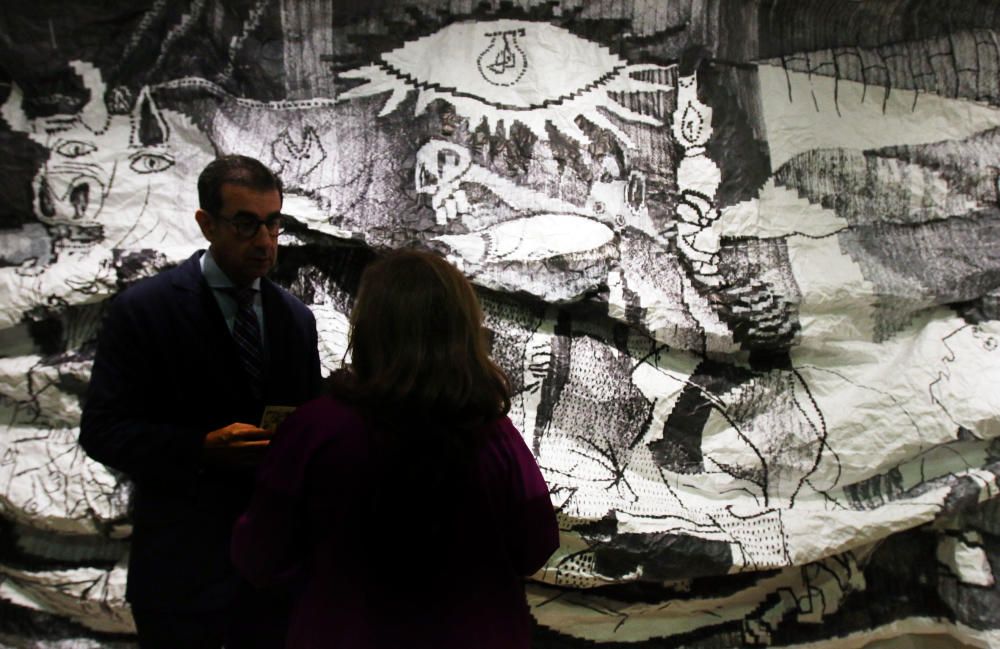 Una reproducción del mural picassiano a tamaño real, aunque en papel arrugado, es la pieza central de la muestra en la que se exhiben obras de Callot, Goya y Oteiza sobre los estragos de la guerra