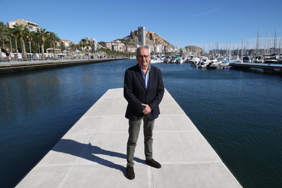Javier Romero, en uno de los pantalanes propiedad del RCRA con el castillo de Alicante al fondo.