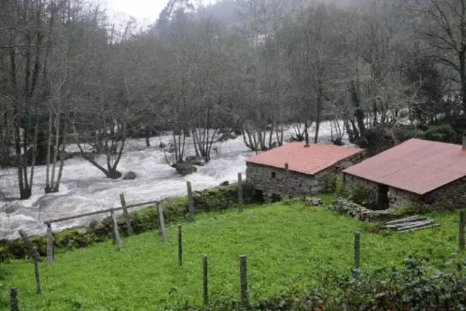 Las fuertes lluvias provocan la crecida del río Umia