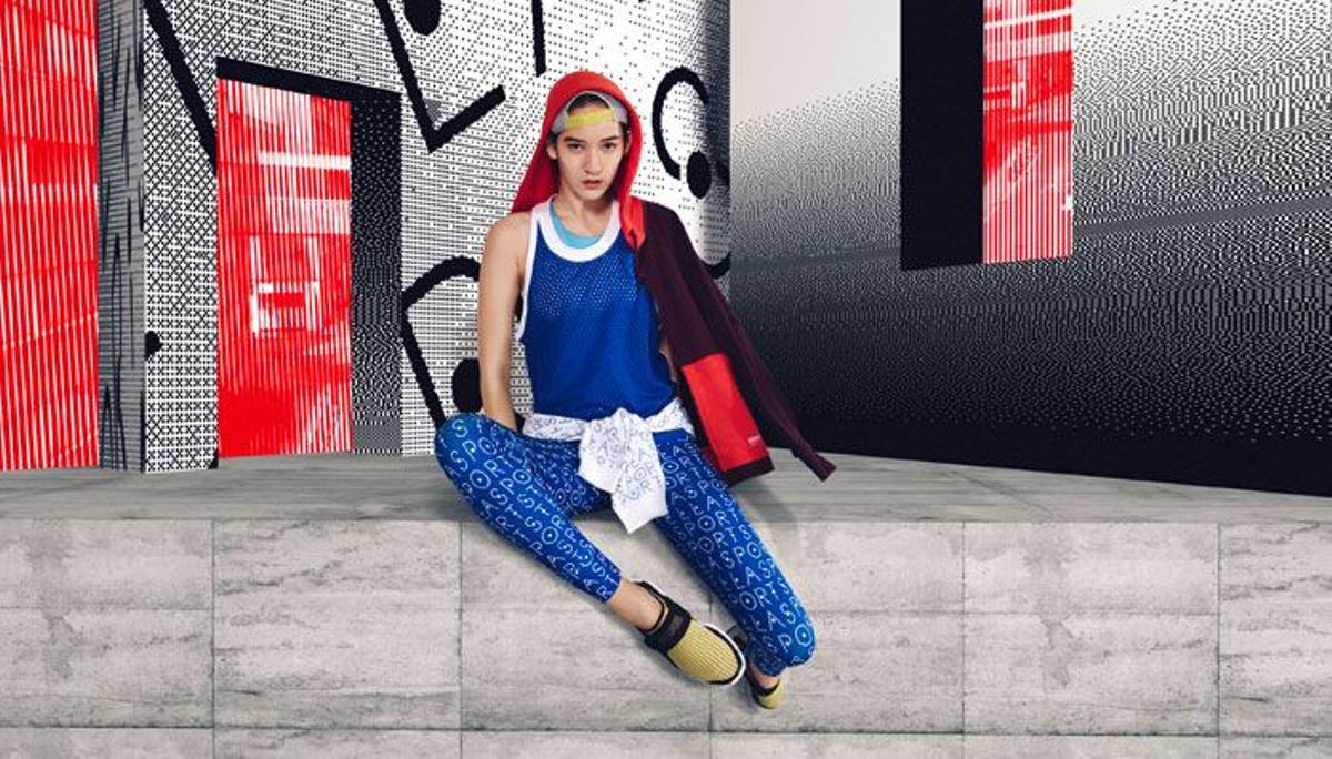 Azul y rojo en Adidas by Stella McCartney