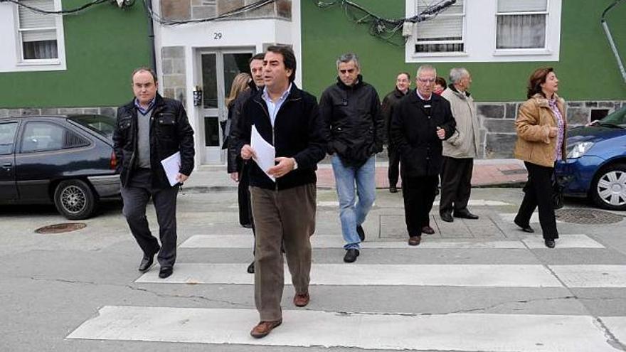 Los concejales del PP pasean, ayer, por el barrio de Sagrada Familia. / carlos pardellas