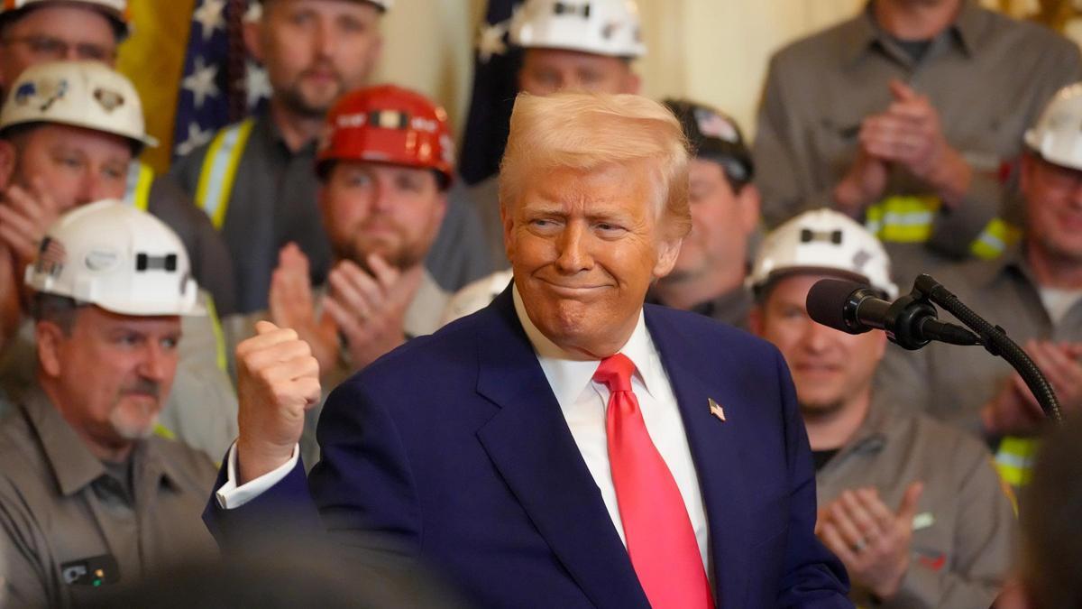 Donald Trump posa con un grupo de mineros tras firmar el decreto con el que impulsa el usa del carbón en EEUU.