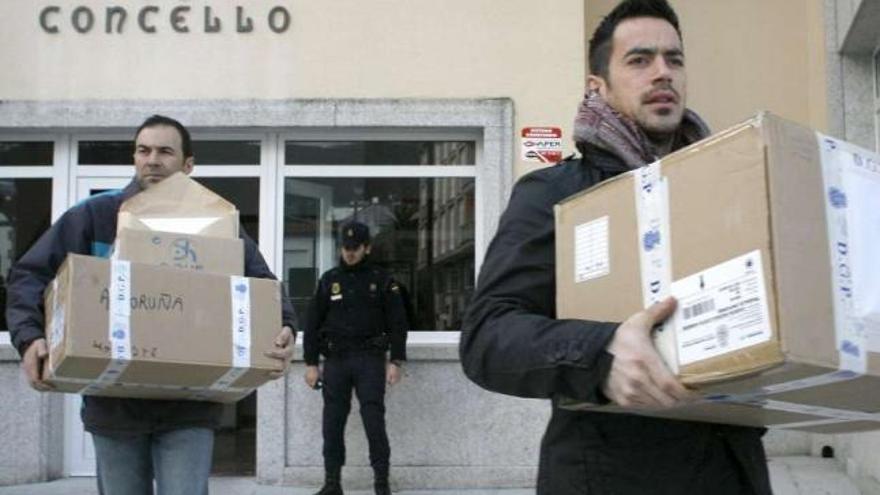 La Policía incauta documentación en el concello de Corcubión en enero del año pasado. / la opinión