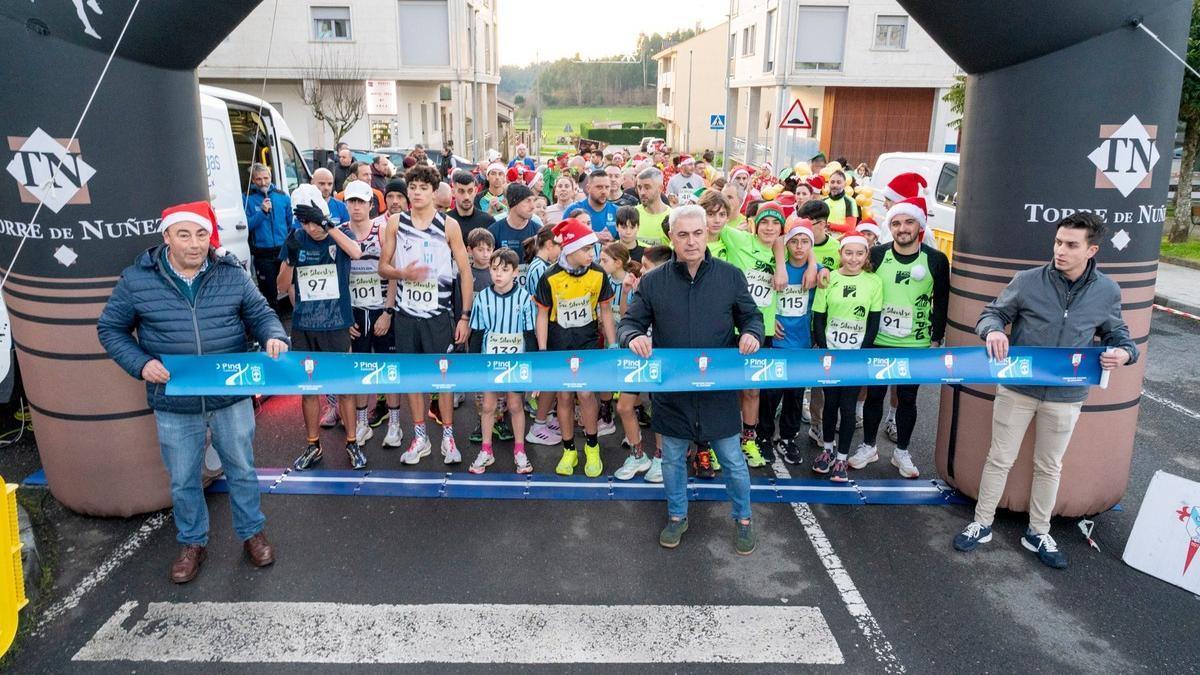 El alcalde, tras la banda en el centro, durante la salida de la San Silvestre.