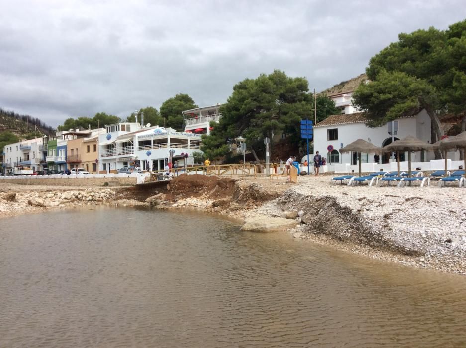 El estado, hoy, de la cala de la Granadella tras el paso del temporal.