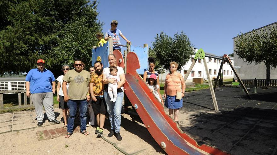 Protesta de familias del poblado minero de Fontao en 2022 por el mal estado del parque infantil.